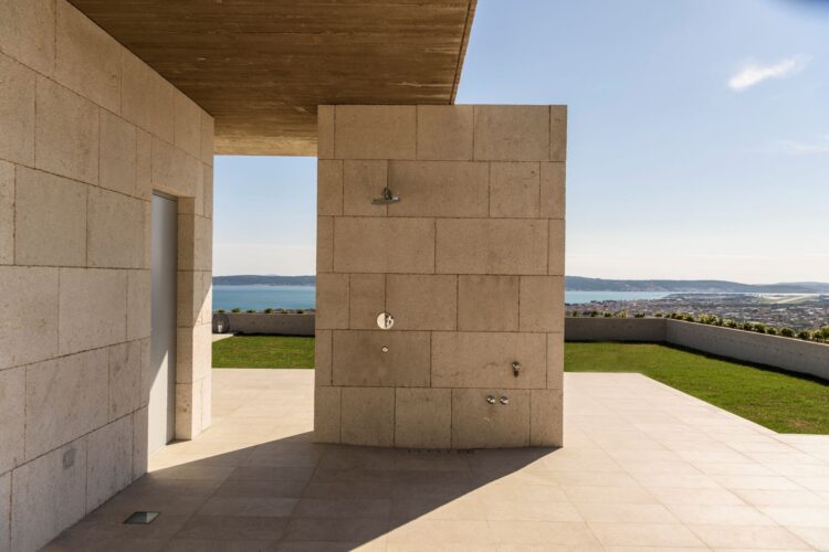 Villa Liliana Luxus Ferienhaus Dalmatien Kroatien Mieten Außendusche