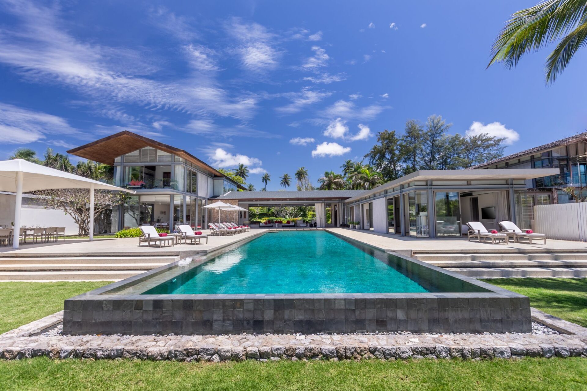 Villa Malee Sai Luxus Ferienhaus Phuket Am Strand Mieten Außenansicht
