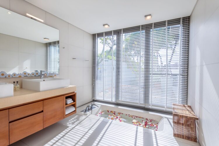 Villa Malee Sai Luxus Ferienhaus Phuket Am Strand Mieten Badewanne