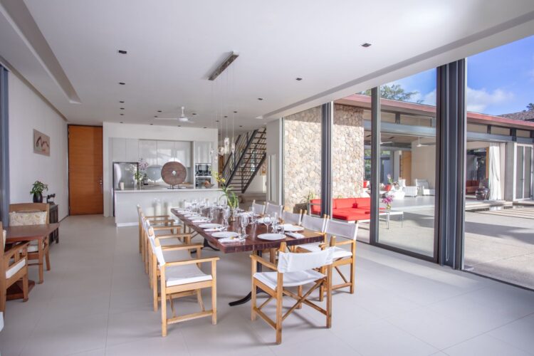 Villa Malee Sai Luxus Ferienhaus Phuket Am Strand Mieten Esstisch