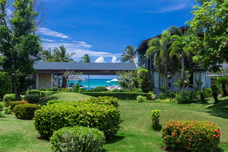 Villa Malee Sai Luxus Ferienhaus Phuket Am Strand Mieten Rasen