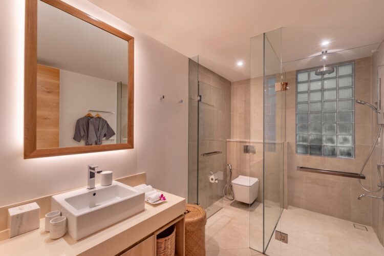 Villa Narissa Luxus Ferienvilla Phuket Mit Pool Mieten Dusche