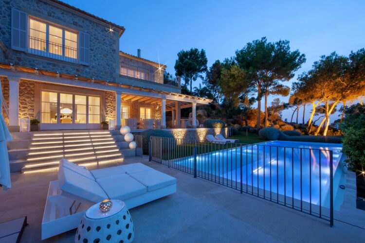Villa Oasis Del Mar Luxus Ferienhaus Mallorca Pool Und Lichter Am Abend