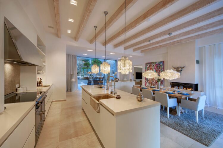 Villa Oasis Del Mar Luxus Ferienhaus Mallorca Moderne Küche Mit Esstisch