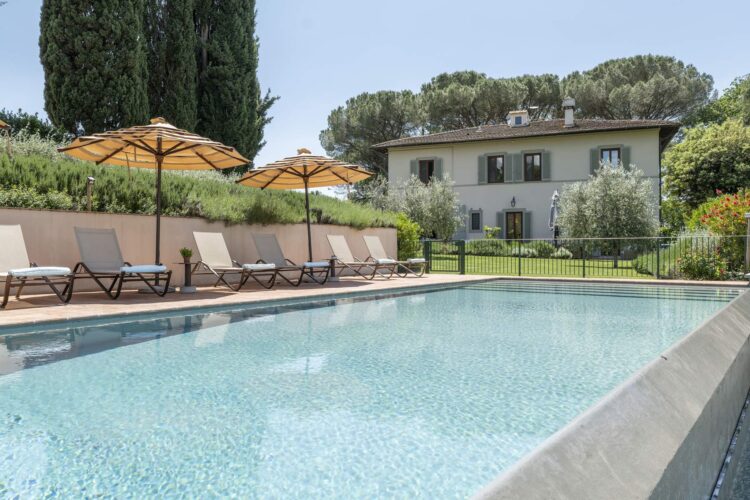 Villa Olive Grove Luxus Ferienhaus Toskana Mieten Pool Liegen