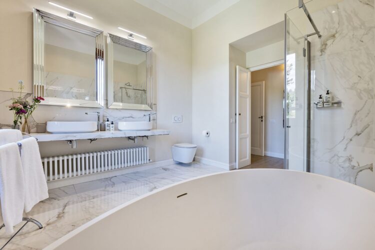 Villa Olive Grove Luxus Ferienvilla Toskana Mieten Helles Bad