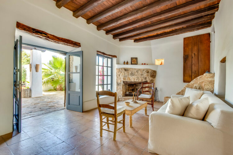 Villa Palmas Ferienvilla Auf Ibiza Mieten Weiteres Wohnzimmer Mit Kamin