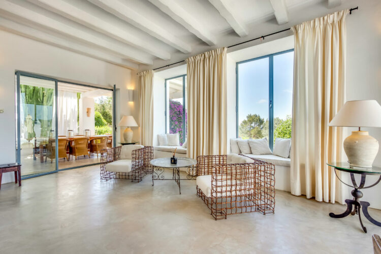 Villa Palmas Traumhaftes Ferienhaus Ibiza Mieten Designmöbel Im Wohnzimmer