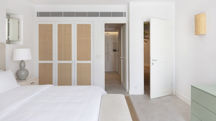 Villa Parasporos Beach Luxus Ferienhaus Paros Griechenland Mieten Schrank