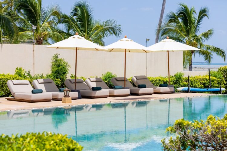 Villa Sai Tai Luxus Ferienhaus Koh Samui Am Strand Mieten Sonnenliegen