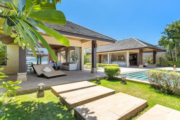 Villa Sai Tai Luxus Ferienhaus Koh Samui Am Strand Mieten Terrasse