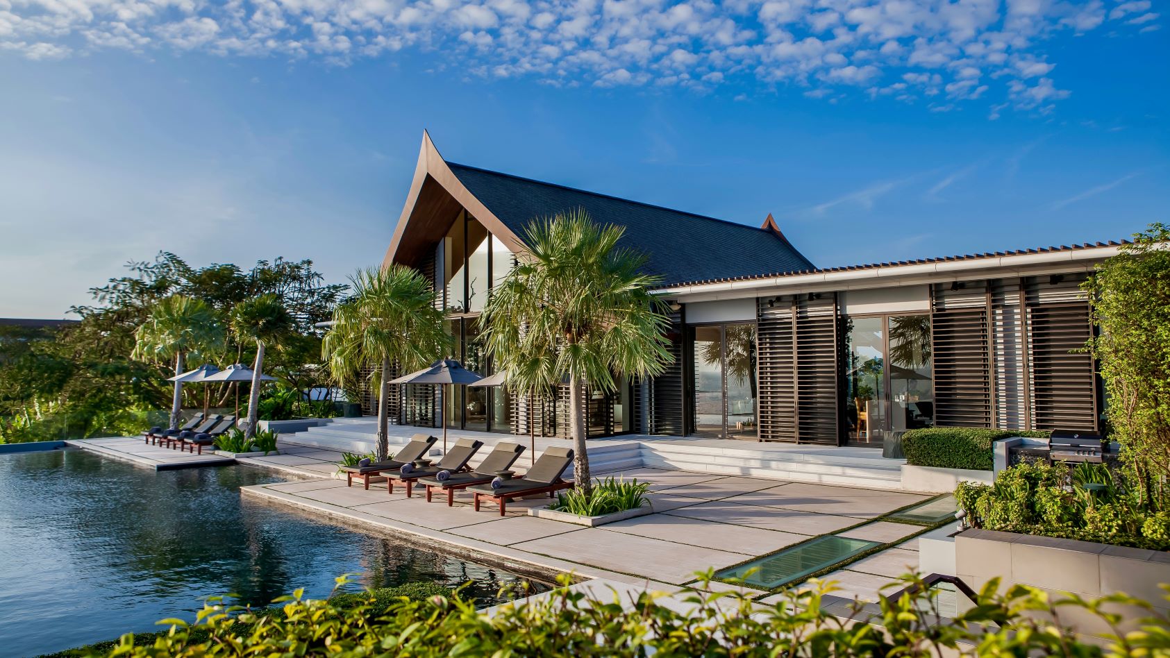 Villa Sawarin Luxus Ferienhaus Phuket Detail Palmen Am Pool
