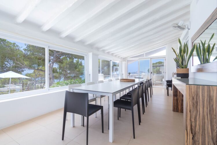 Villa Talamanca Luxus Ferienhaus Ibiza Mieten Esstisch