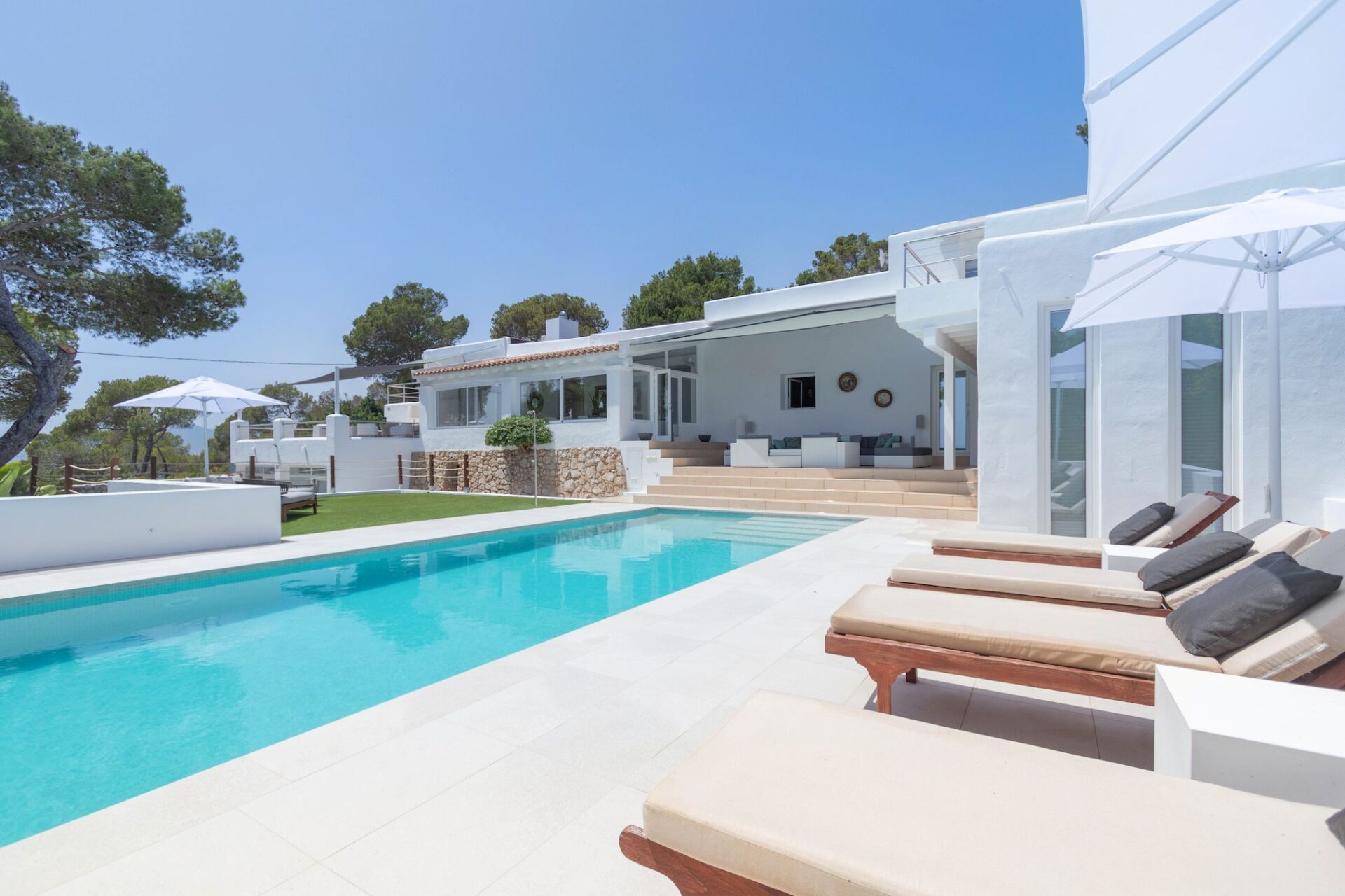 Villa Talamanca Luxus Ferienvilla Ibiza Mieten Liegen