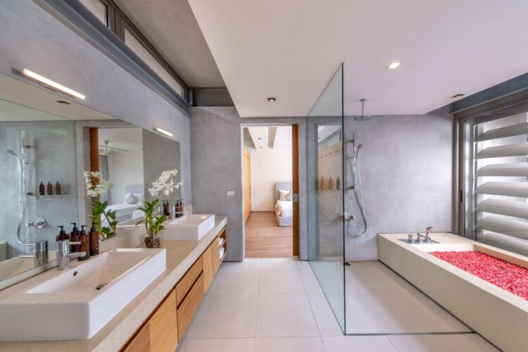 Villa Tievoli Luxus Ferienhaus Phuket Am Strand Mieten Badezimmer