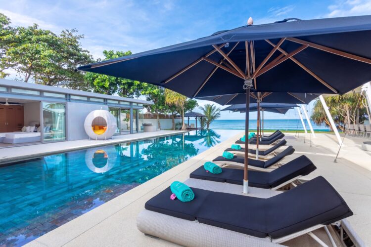 Villa Tievoli Luxus Ferienhaus Phuket Am Strand Mieten Liegen
