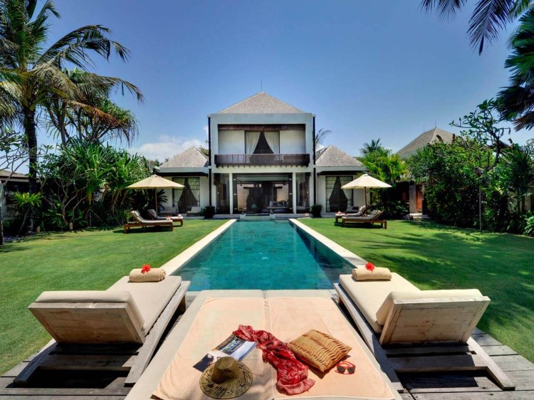 Villa Tinggal Bali Sonnenliegen Pool