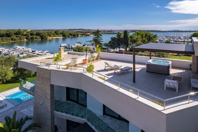 Waterfront Villa Pula Luxuriöses Ferienhaus Istrien Mieten Dachterrasse