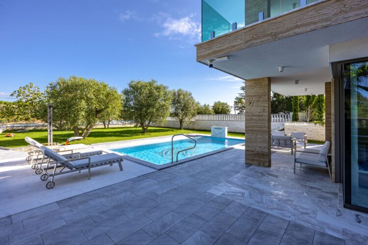 Waterfront Villa Pula Luxuriöses Ferienhaus Istrien Mieten Poolbereich
