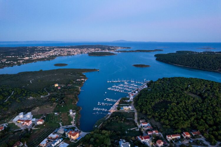 Waterfront Villa Pula Luxus Ferienvilla Istrien Mieten Lage