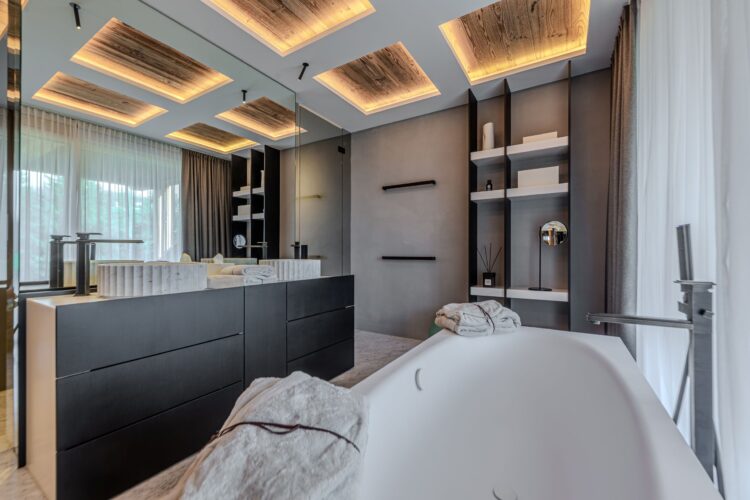 Wellness Chalet Mountain Luxus Ferienhaus Österreich Kitzbühel Mieten Badewanne