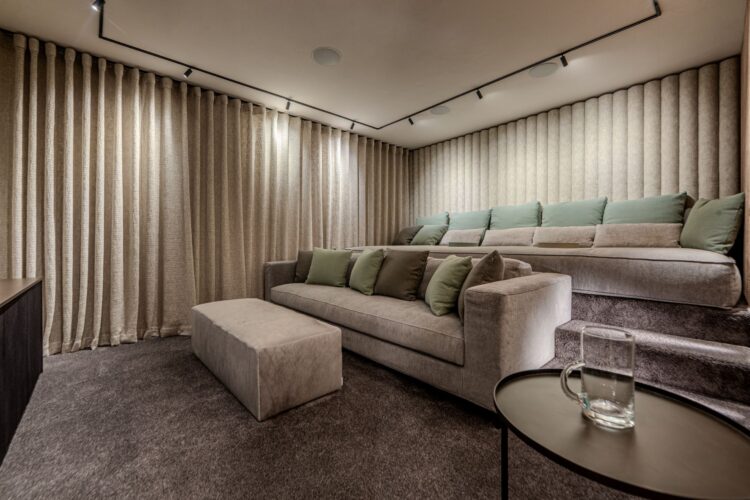 Wellness Chalet Mountain Luxus Ferienhaus Österreich Kitzbühel Mieten Kino