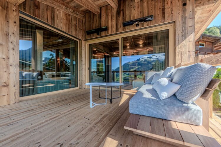 Wellness Chalet Mountain Luxus Ferienhaus Österreich Kitzbühel Mieten Outdoor Lounge