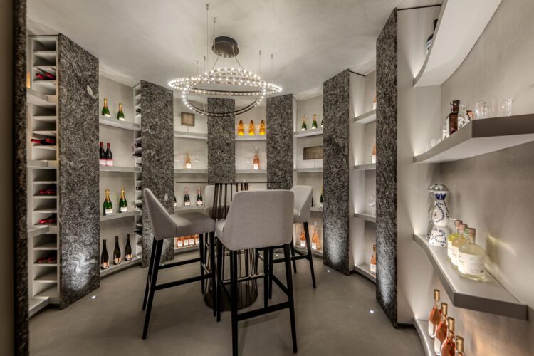 Wellness Chalet Mountain Luxus Ferienhaus Österreich Kitzbühel Mieten Weinkeller