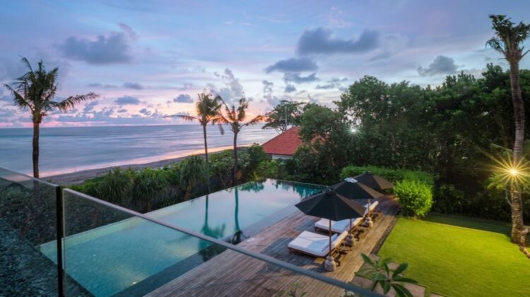 Arnalaya Beach House Bali Pool Sonnenliegen.