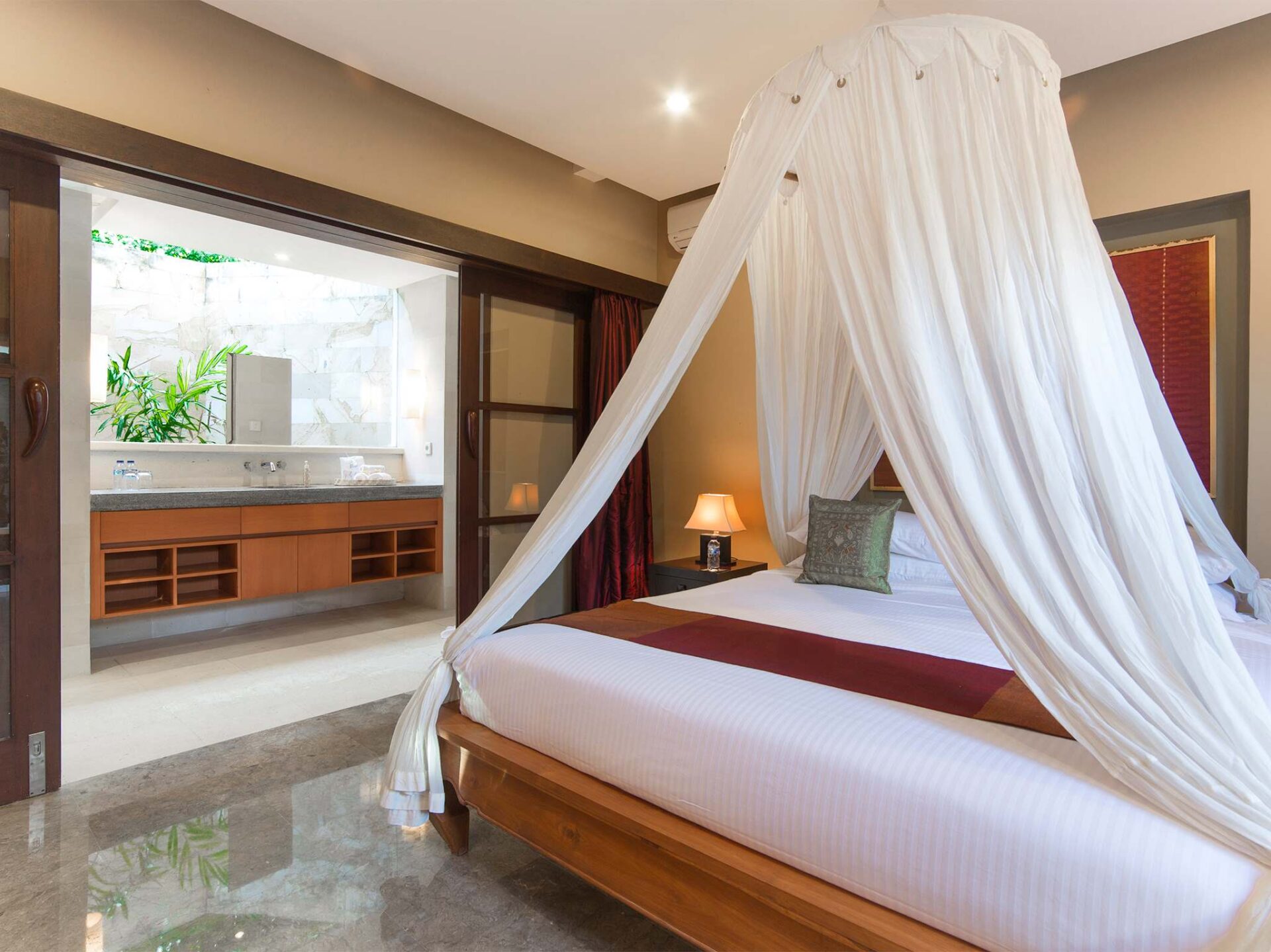 Bayu Gita Ketewel Bali Schlafzimmer Ensuite Villa Mieten