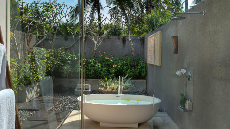 Seseh Beach Villa I Bali Badezimmer Mit Freiluftwanne Mieten