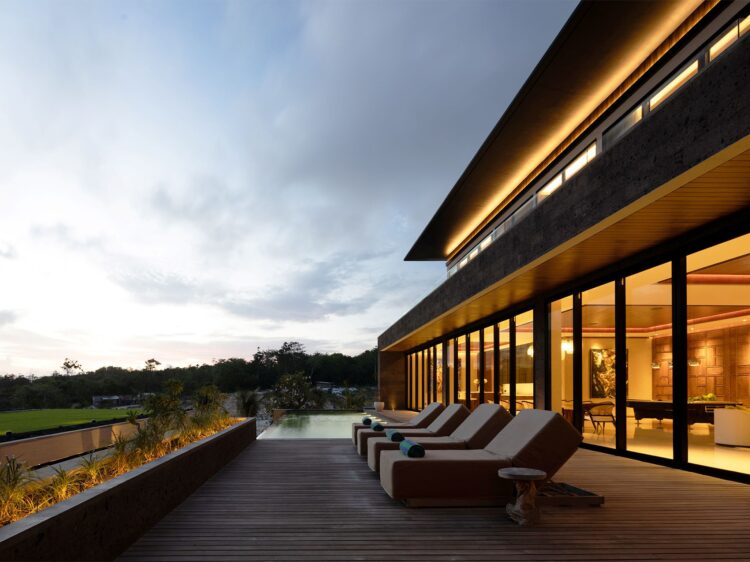 Villa Bie Bali Uluwatu Pooldeck Mit Sonnenliegen