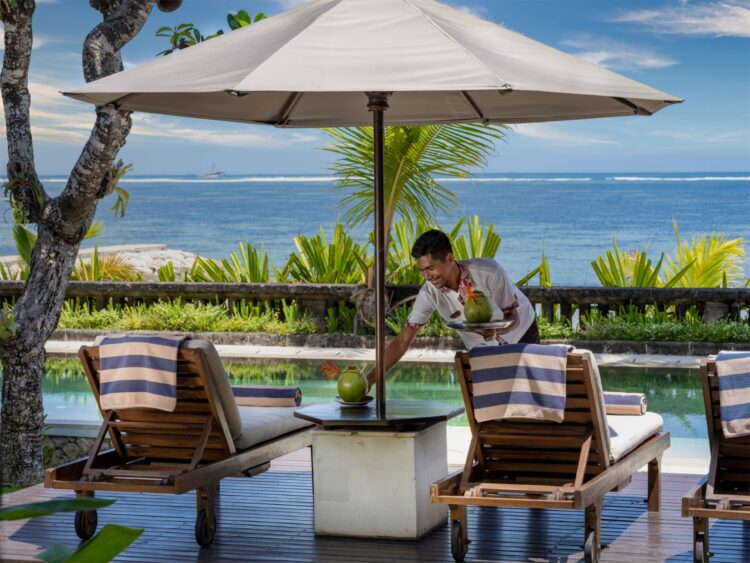 Villa Cemara Sanur Bali Mieten Pool Liegen