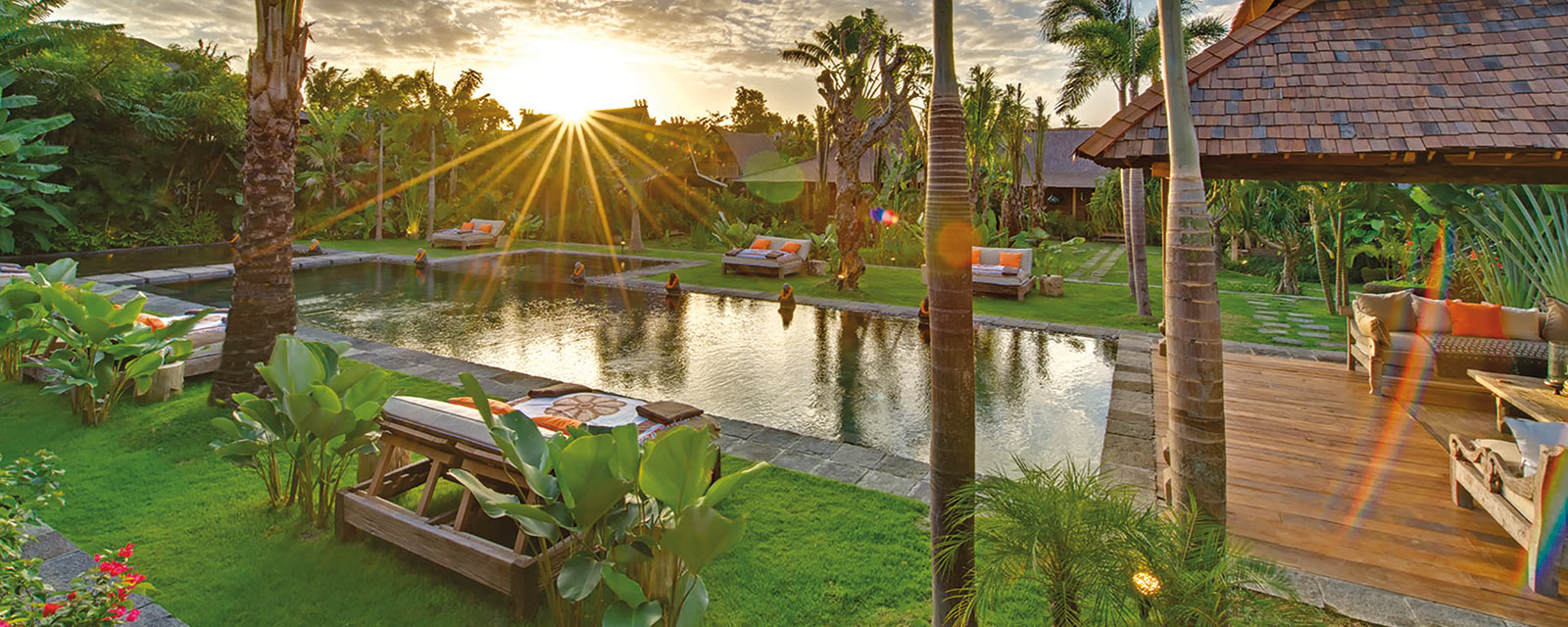 Villa Eden Bali Sunbeds Poolbereich Luxusurlaub Mieten