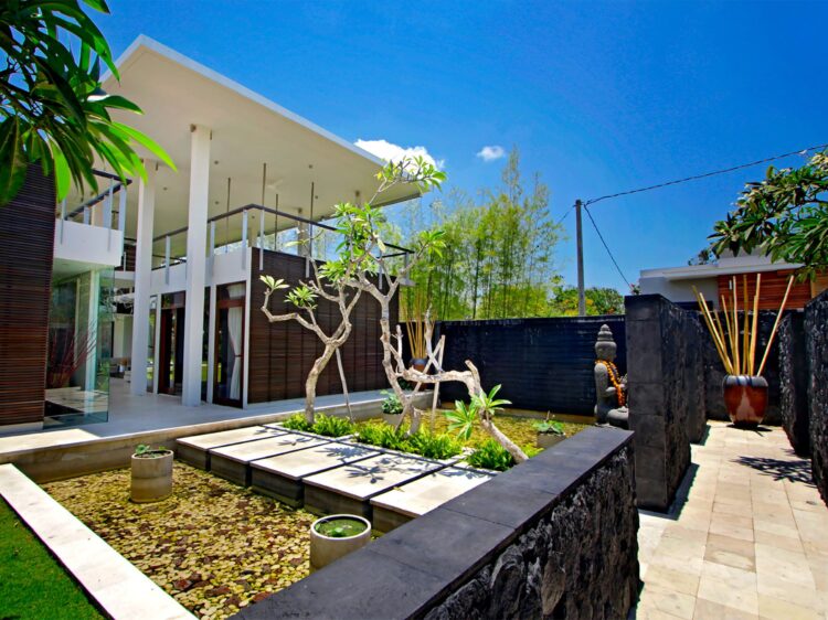 Villa Kalyani Canggu Bali Eingang Luxusvilla Mieten