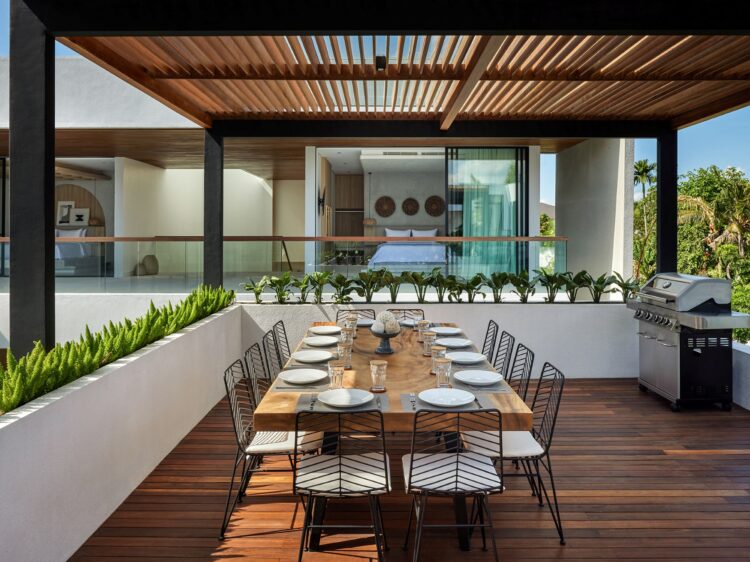 Villa Nini Elly Canggu Bali Buchen Dining Area Holztisch