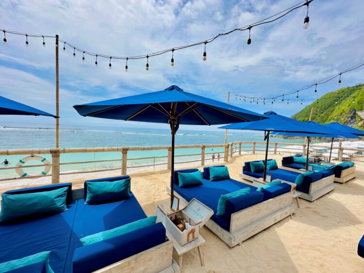 Villa Nora Bali Mieten Sundays Beachclub Terrasse