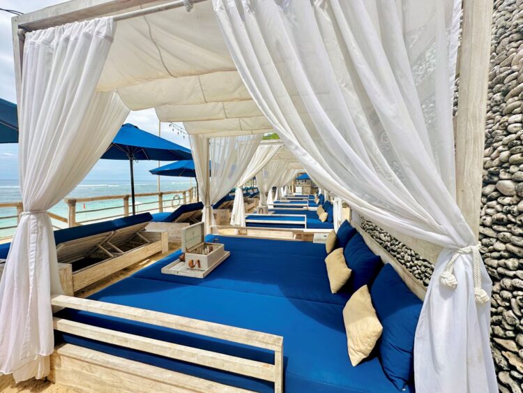 Villa Nora Mieten Bali Sundays Beachclub Liegen